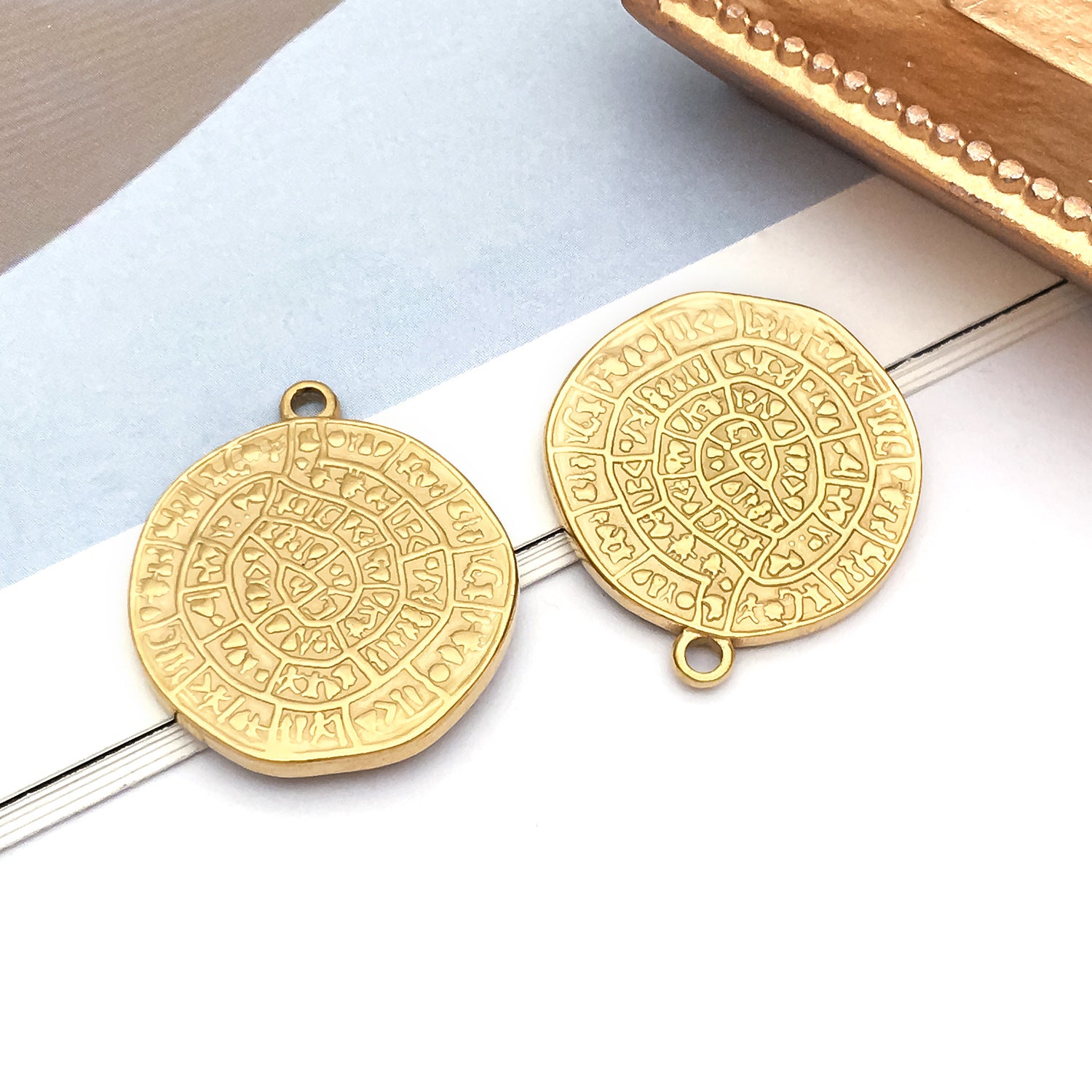 Wholesale Stainless Steel  Golden Sun Devil' s Eye Round Plate Special-Shaped Charms