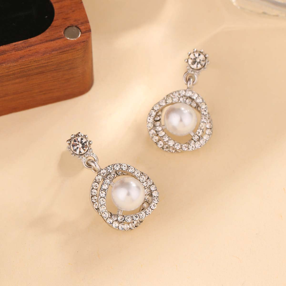 Wholesale Light luxury diamond coil-wrapped pearl earrings