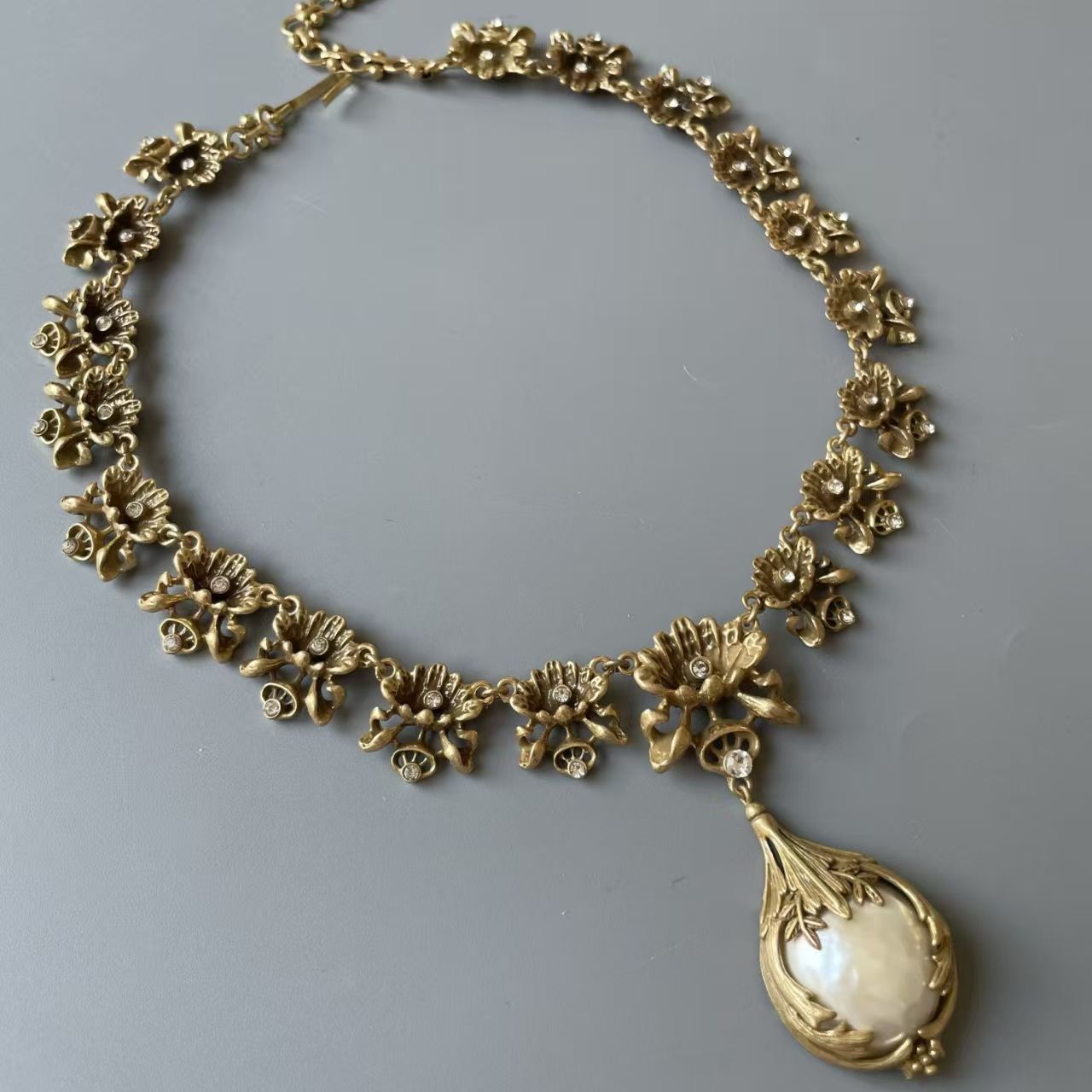 Wholesale Vintage Court Style Flower Resin Necklace Earring Set Trendy Party Fashion Accessory For Resale