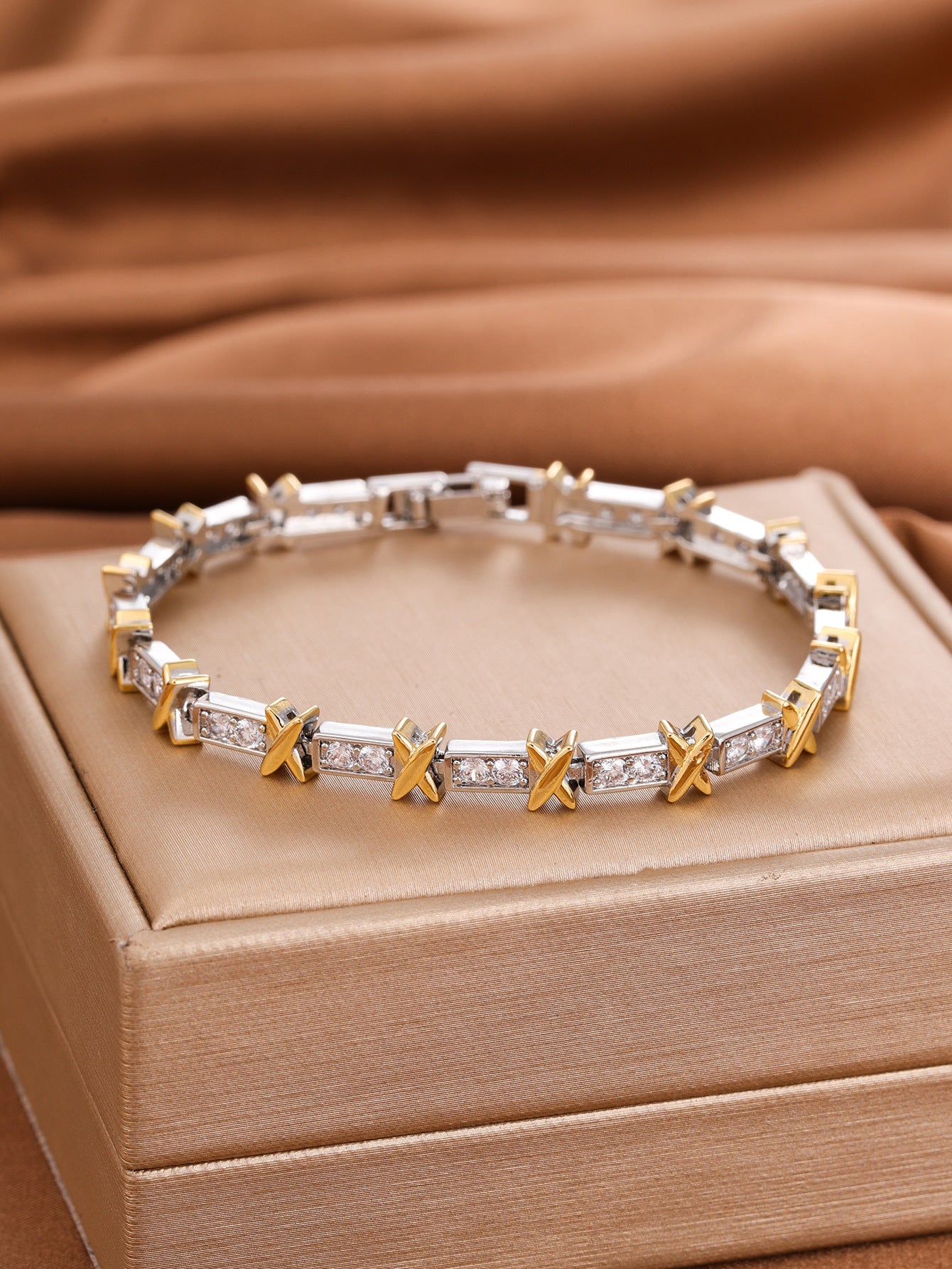 Wholesale Modern Geometric Zircon Bracelet,  Copper Gold Electroplated,  Jewelry Accessory for Women