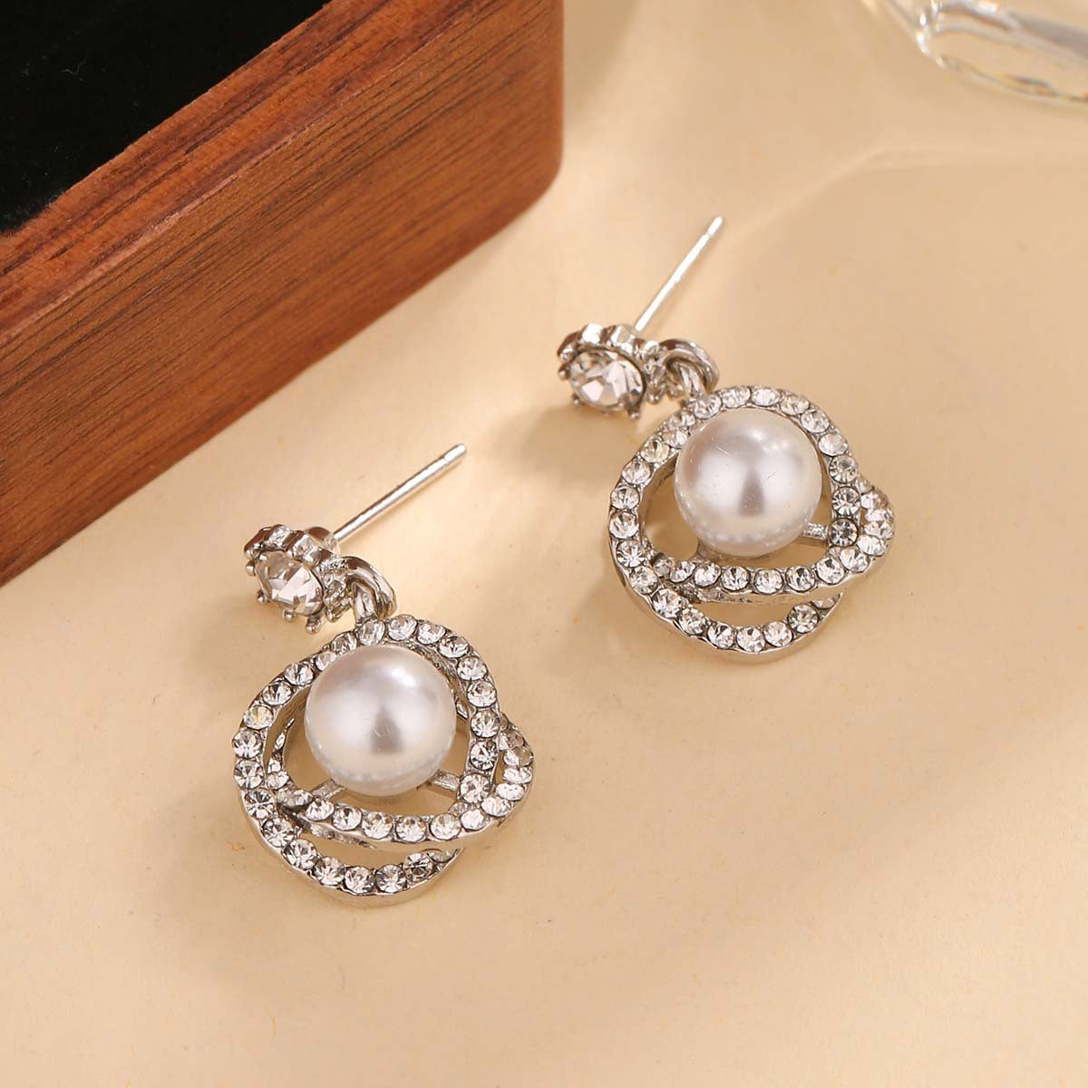 Wholesale Light luxury diamond coil-wrapped pearl earrings