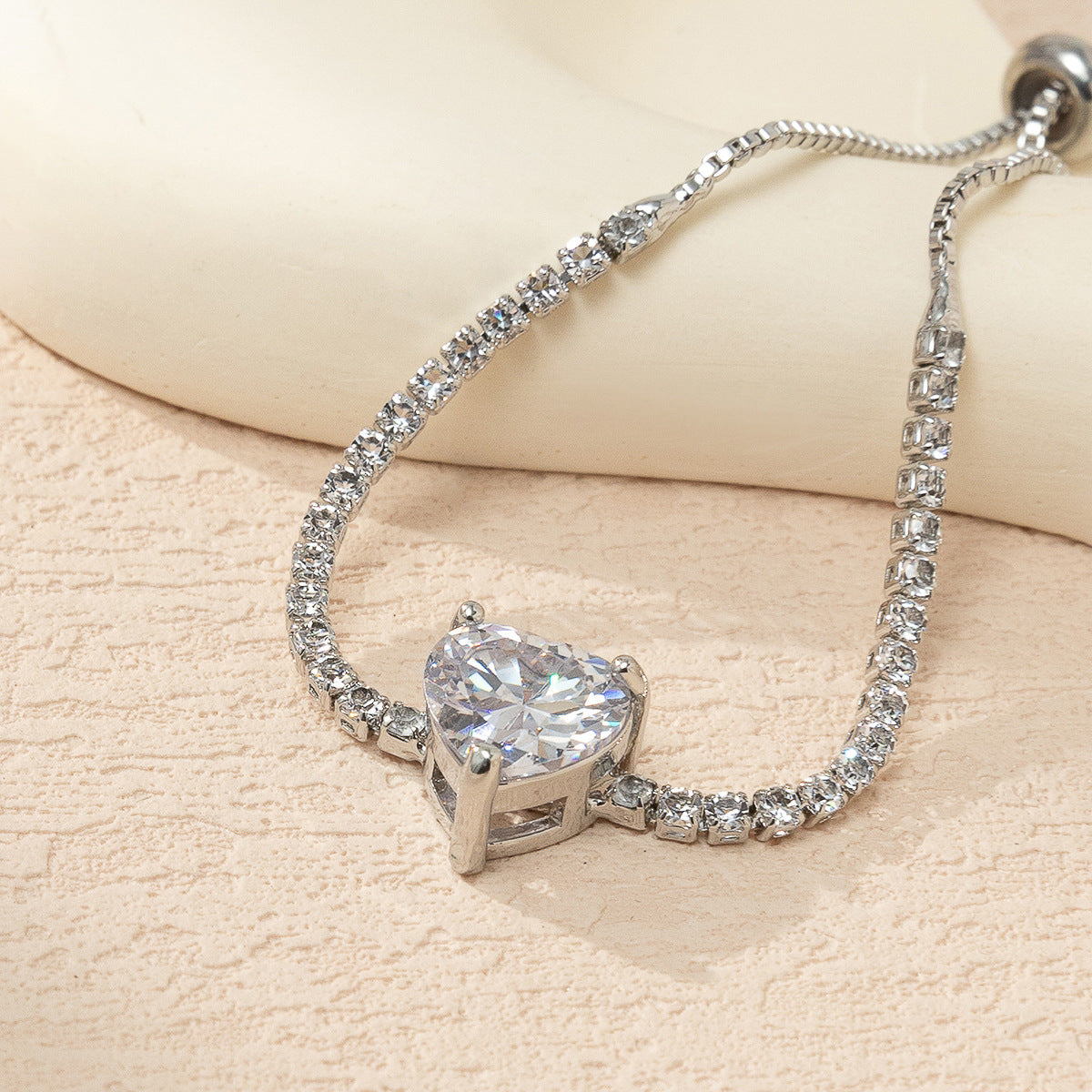 Bracciale all'ingrosso con zirconi in lega di rame a forma di cuore