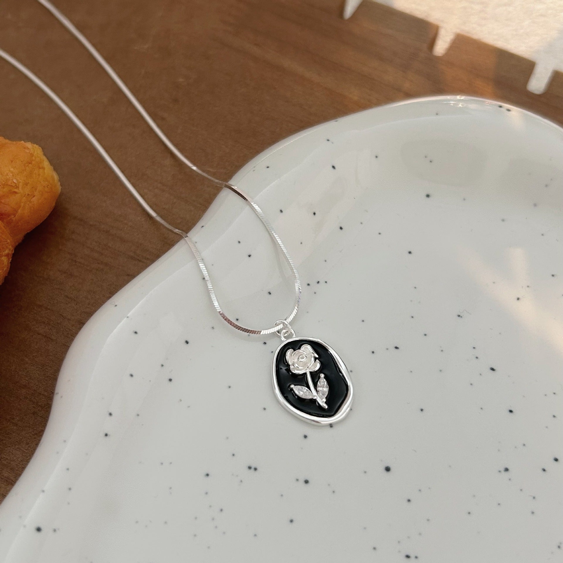 Wholesale Suiheng S925 Sterling Silver Dropping Tulip Necklace