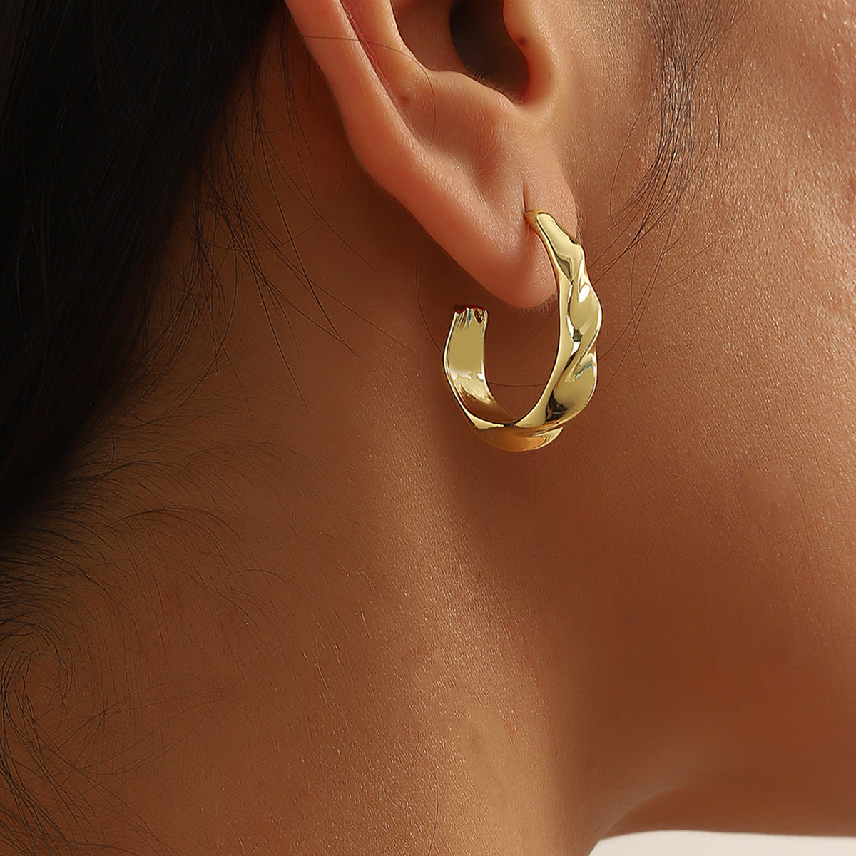 Wholesale Exaggerated Advanced Sense Metal Earrings Golden Retro Circle Water Drop Earrings