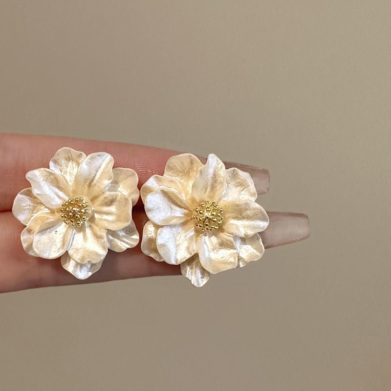 Wholesale French Vintage Camellia Flower Earrings Alloy Electroplated Jewelry Accessory