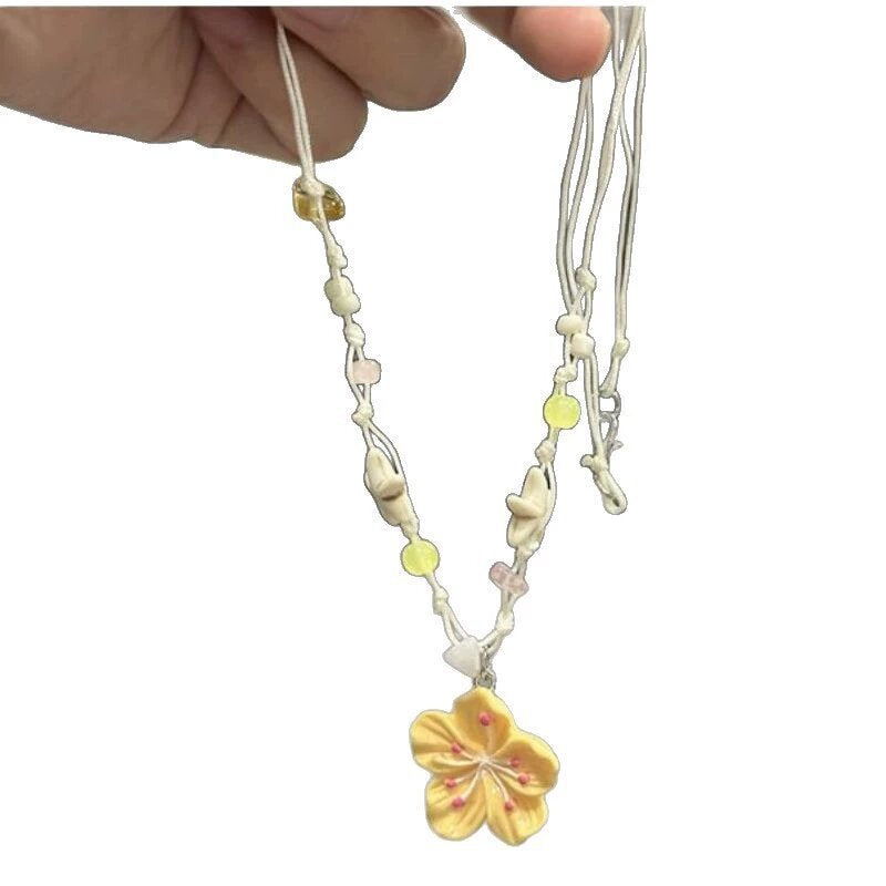 Wholesale Stylish White Resin Flower Pendant Necklace Summer Beach Vacation Women S Collarbone Chain Fashion Accessory