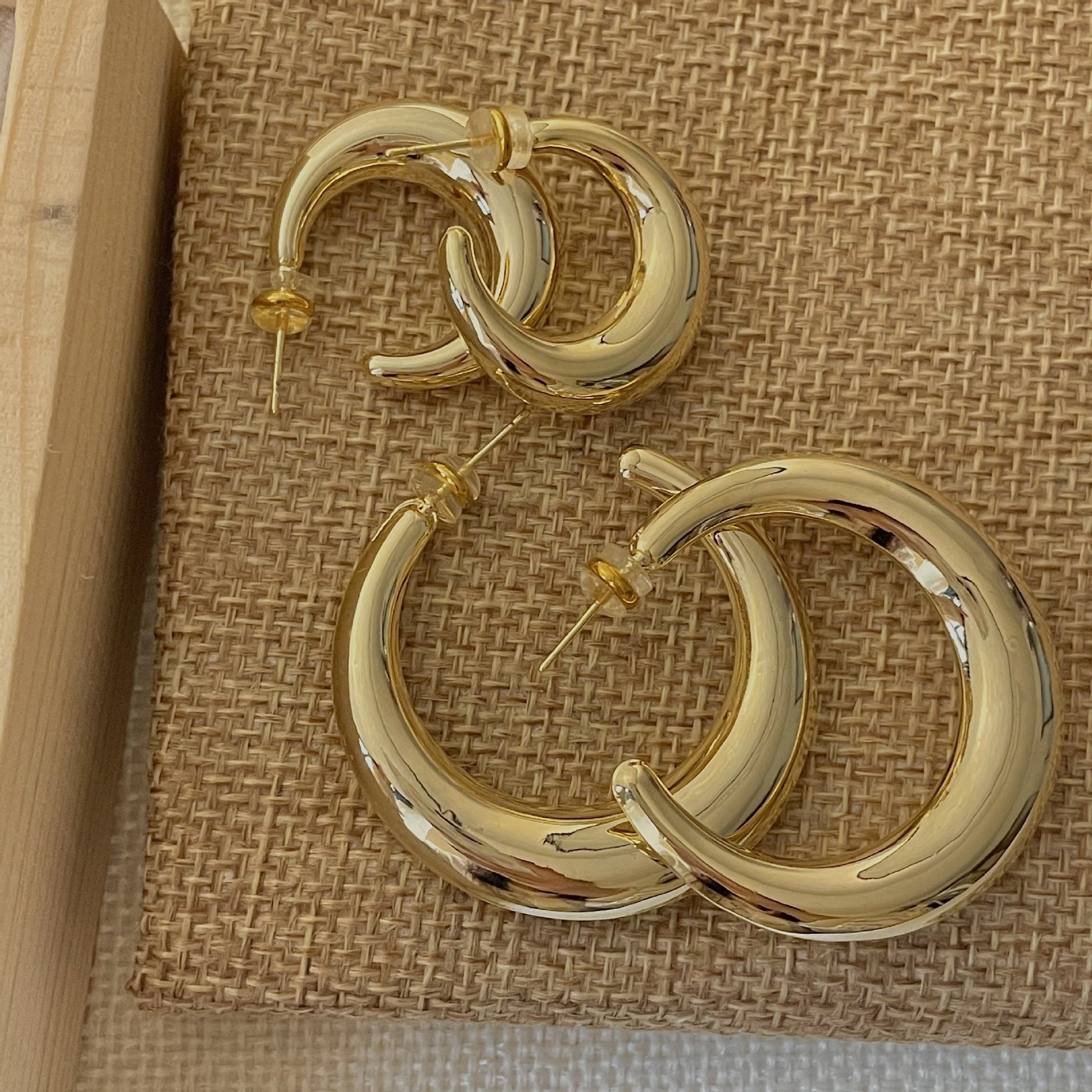 Wholesale Large Crescent Moon Metal Earrings Simple Elegant Women' s Jewelry Accessory