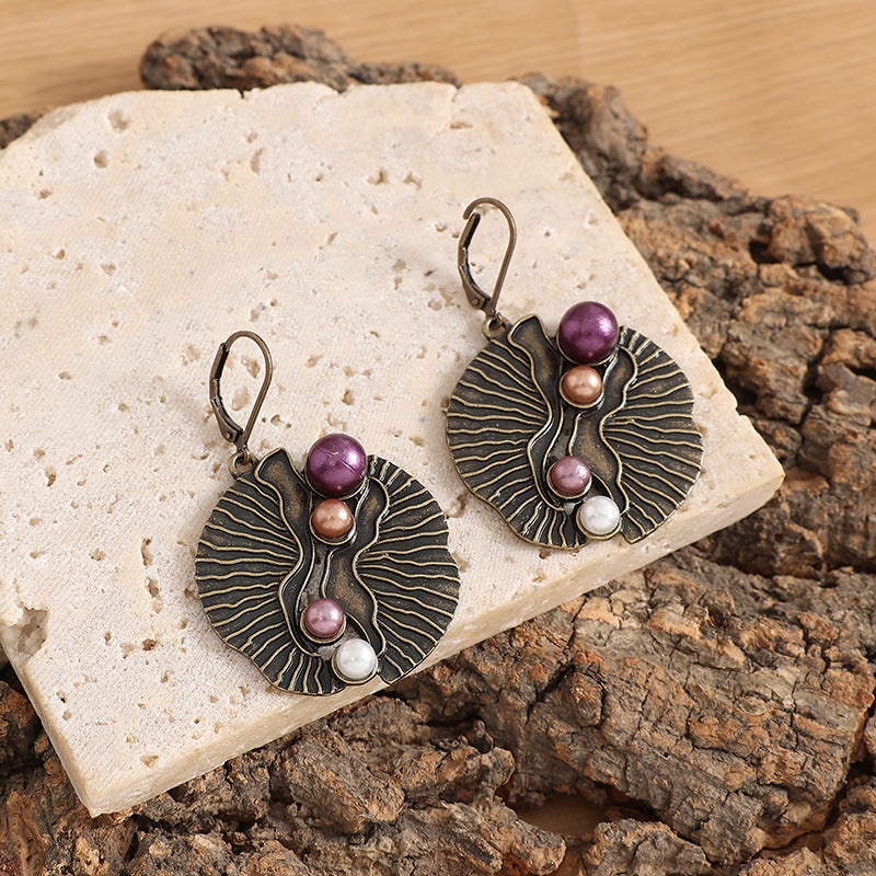 Wholesale Alloy Electroplated Vintage Fan Shell Earrings with Color Pearl - Trendy Fashion Accessory