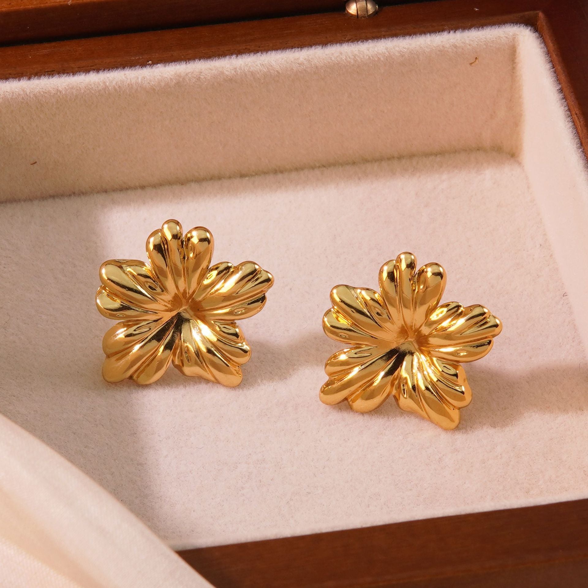 Wholesale  fashion temperament irregular three-dimensional flower earrings