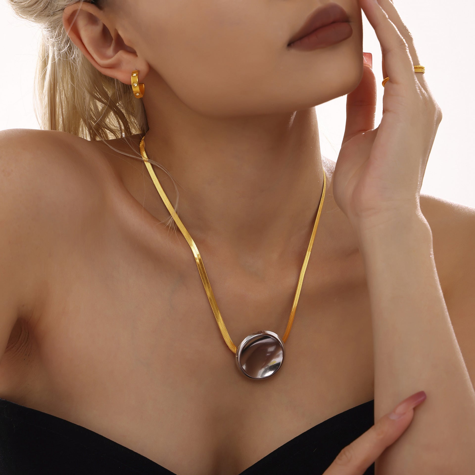 Wholesale Stainless Steel Large Round Long Blade Necklace