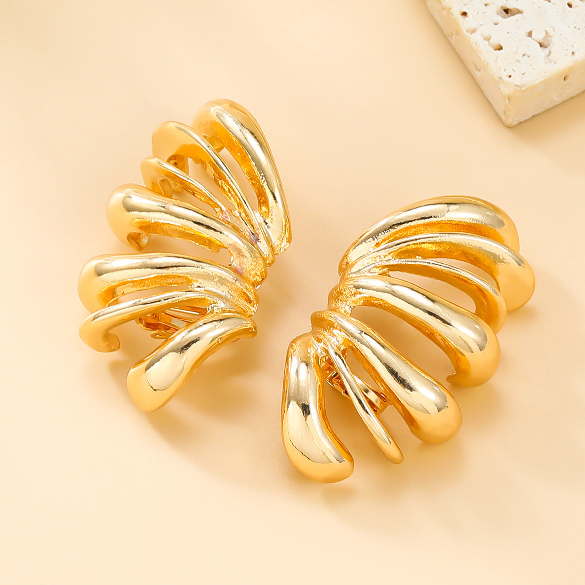 Wholesale Gold Plated Heart Shaped Zirconia Inlaid Earrings