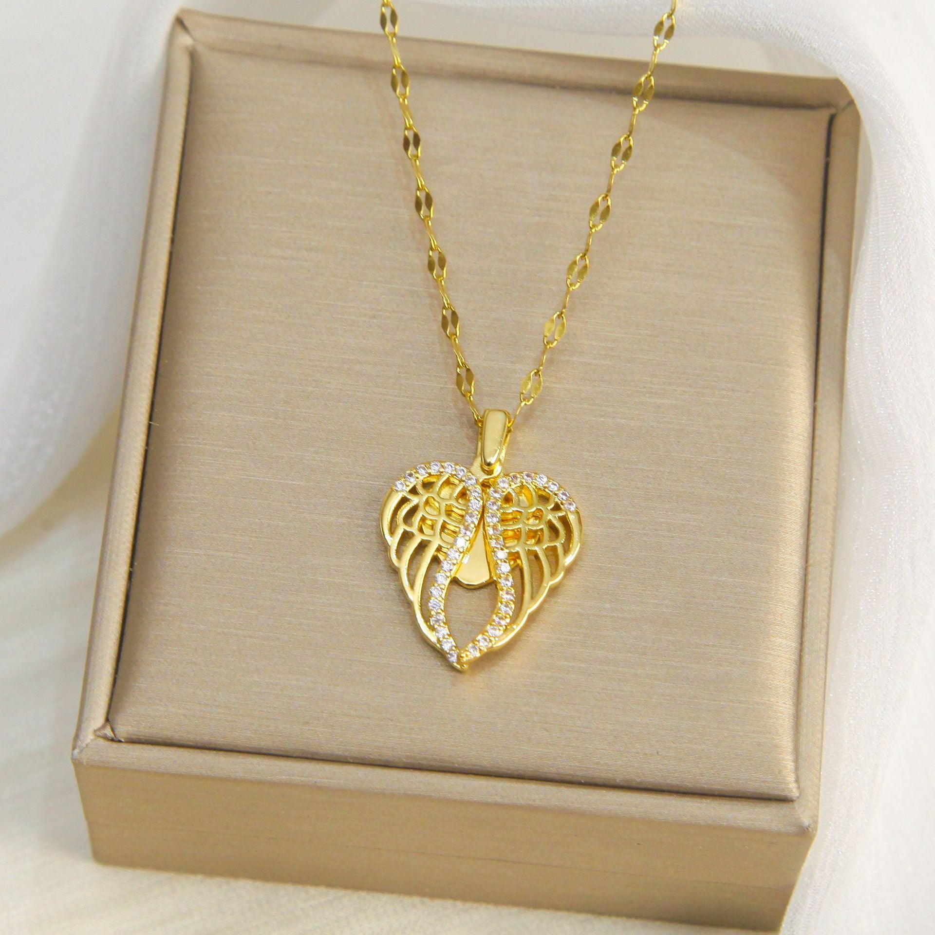 Wholesale Titanium Steel Love Angel Wings Necklace Full Diamond  Heart-shaped Necklaces