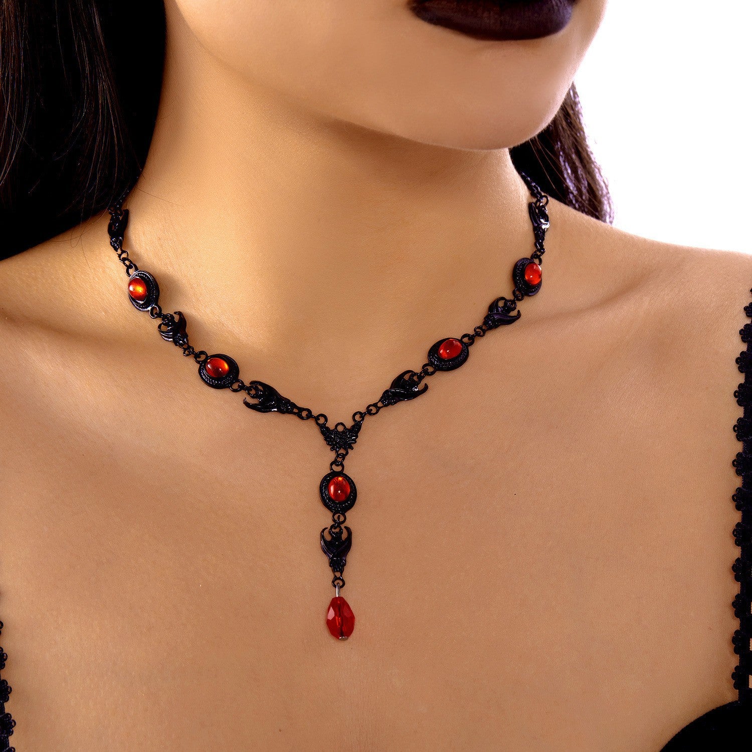 Großhandel Halloween Blood Drop Halskette Geister lustiger Schädel Spinnen Anhänger Schlangeblatt Kette