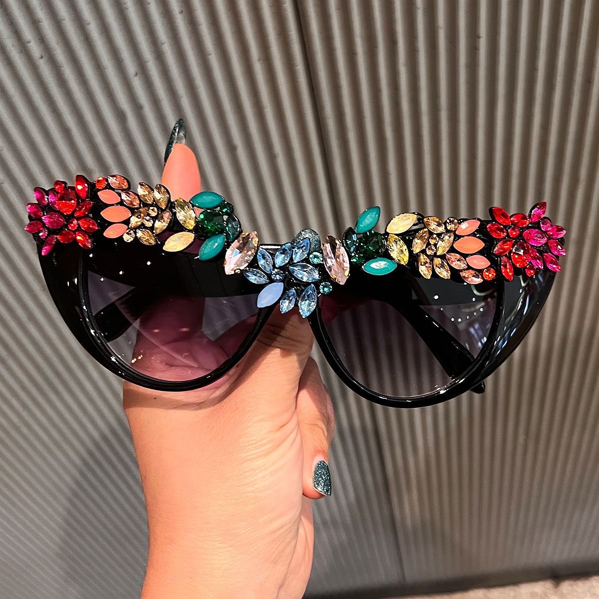 Wholesale Sweet Cool Wind Cat-Eye Rhinestone Sunglasses for Women Party Decorative Fashion Accessory
