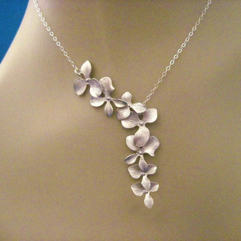 Wholesale  Matte Silver Plated Metal Petal Necklace Light Luxury Elegant Collarbone Chain