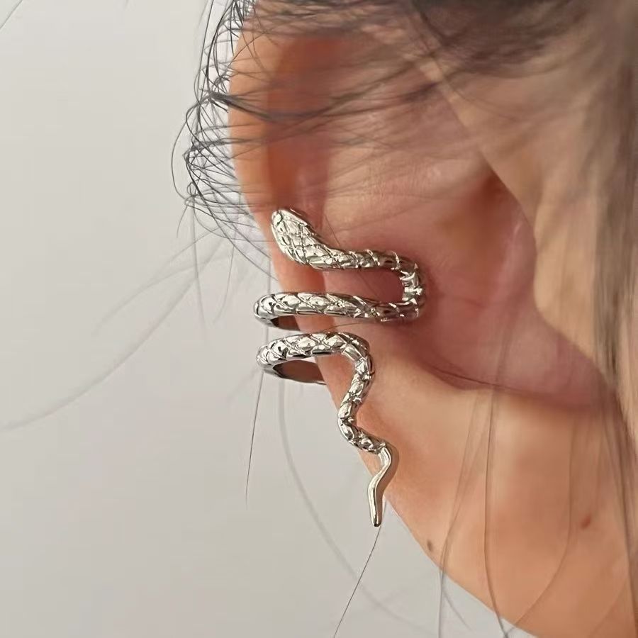 Wholesale Alloy Electroplated Snake Ear Clip Dark Gothic Curved Serpent Design Women S Jewelry Accessory For Party Wear