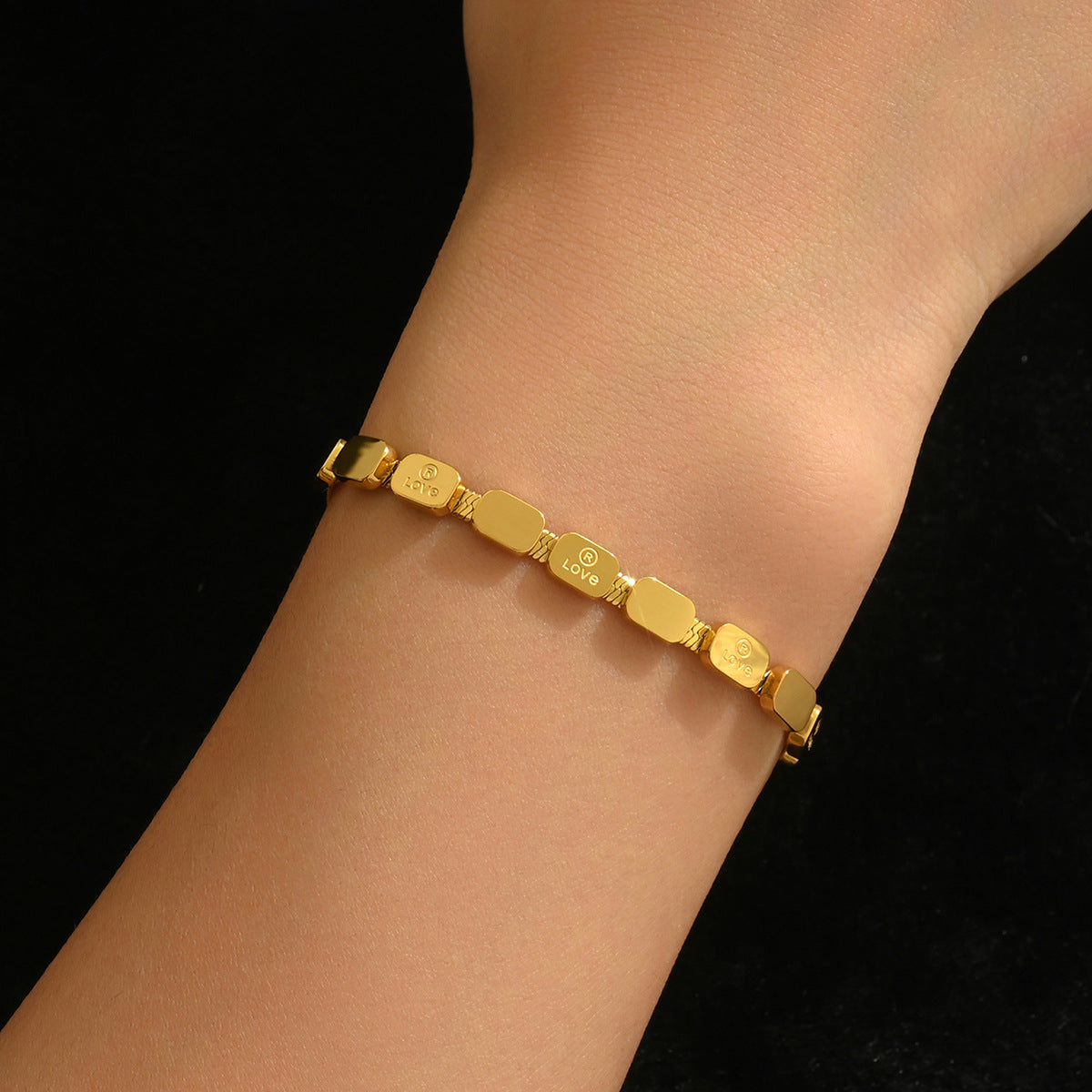 Wholesale Titanium Steel Gold Electroplated Studded Bracelet Set Fashion Jewelry Accessory