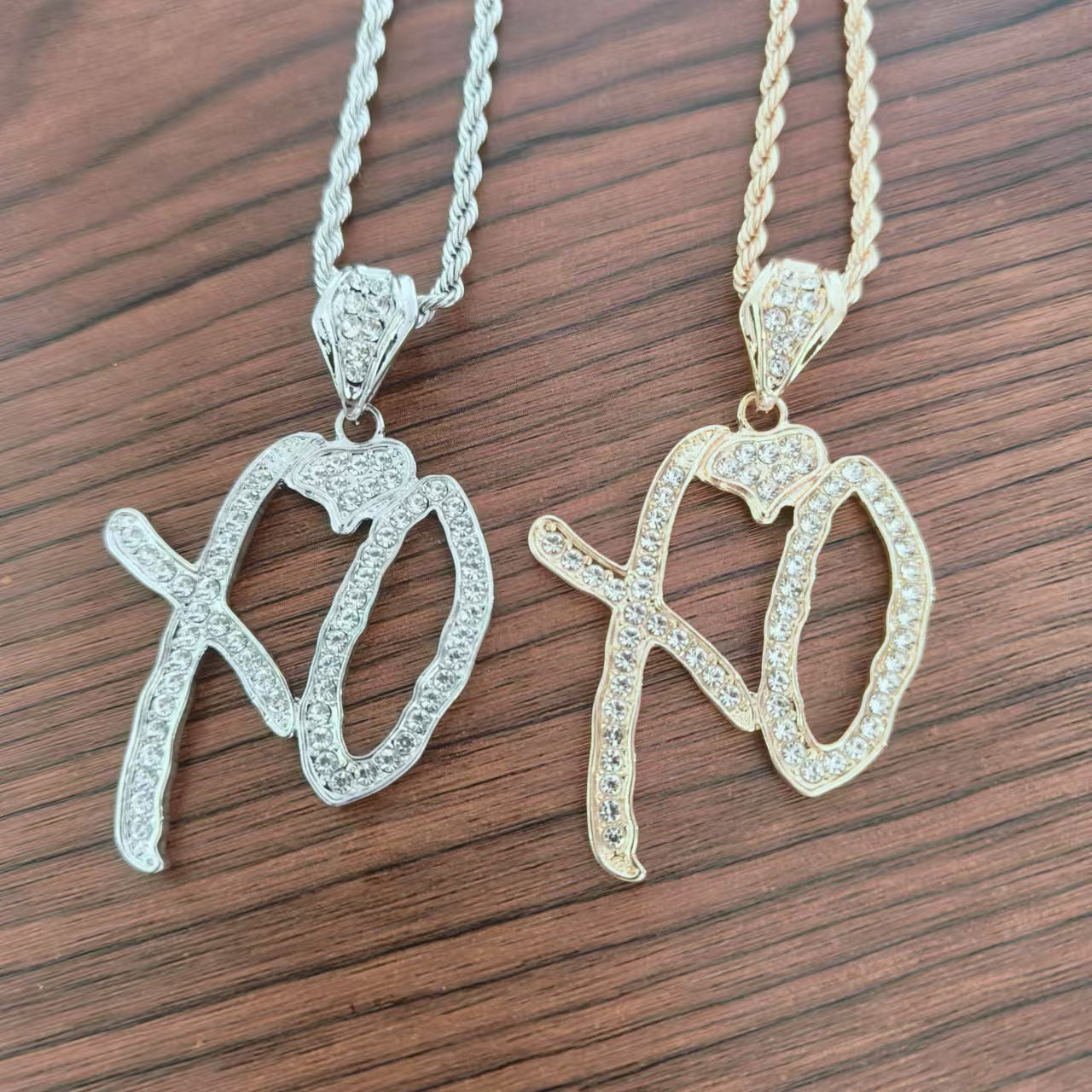 Wholesale Gold Plated Letter Pendant Necklace Stylish Twist Chain Sweater Jewelry Accessory For Boutique Resale