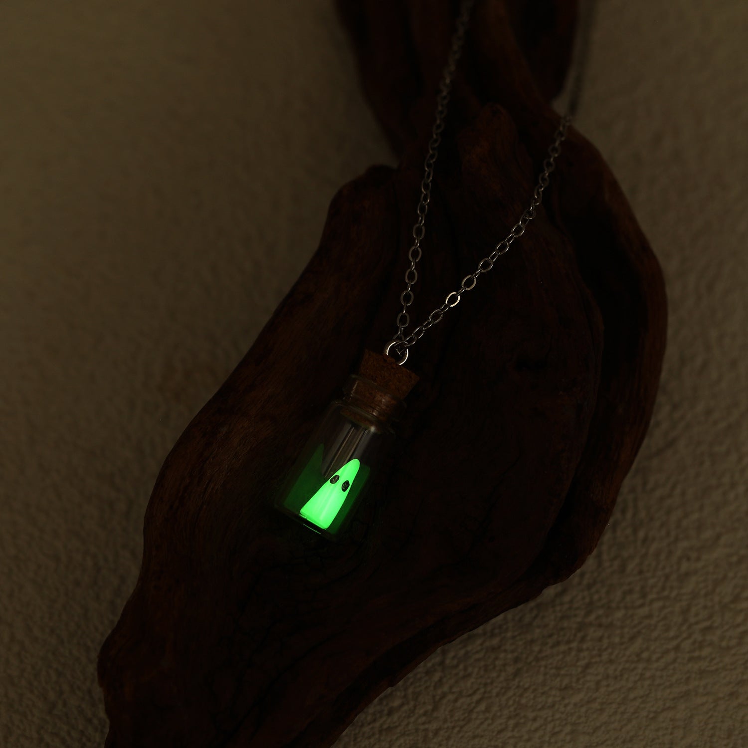 Wholesale  Glow-in-the-Dark Ghost Pendant Necklace Resin Handmade Fashion Accessory