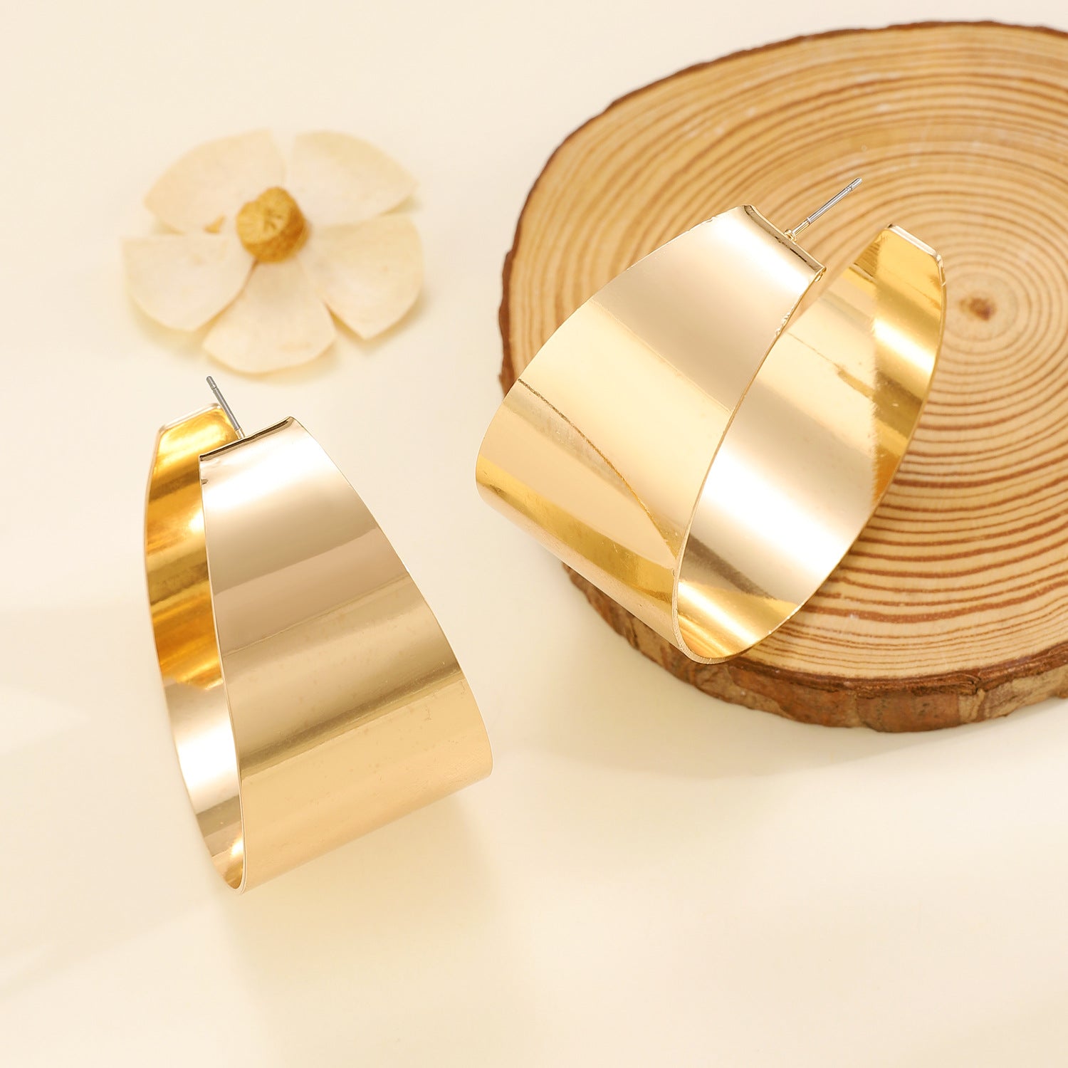 Wholesale Chic Gold C-Shaped Earrings Geometric Retro Style Fashion Accessory for Resale