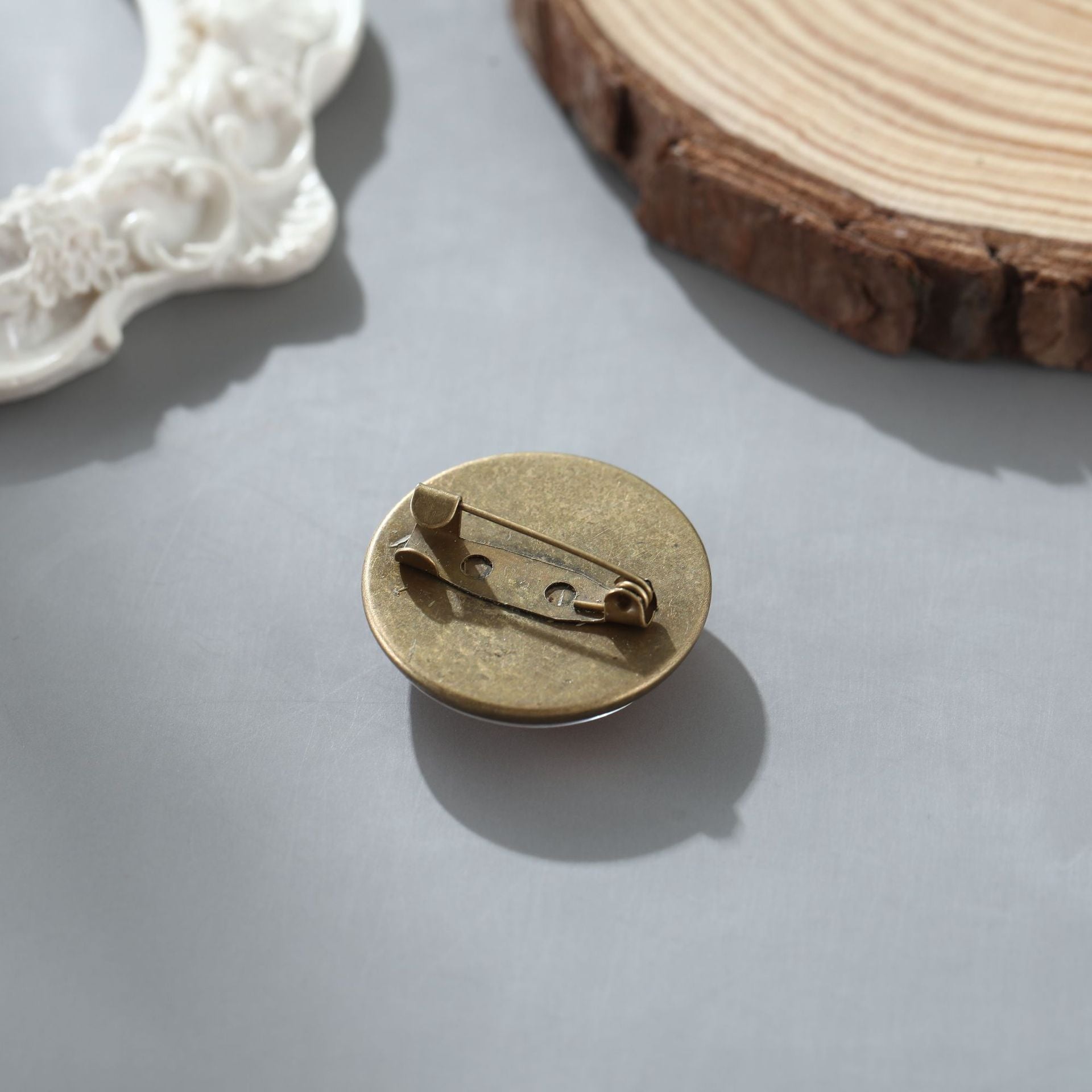 Wholesale National flag round time gem alloy brooch badge chest buckle