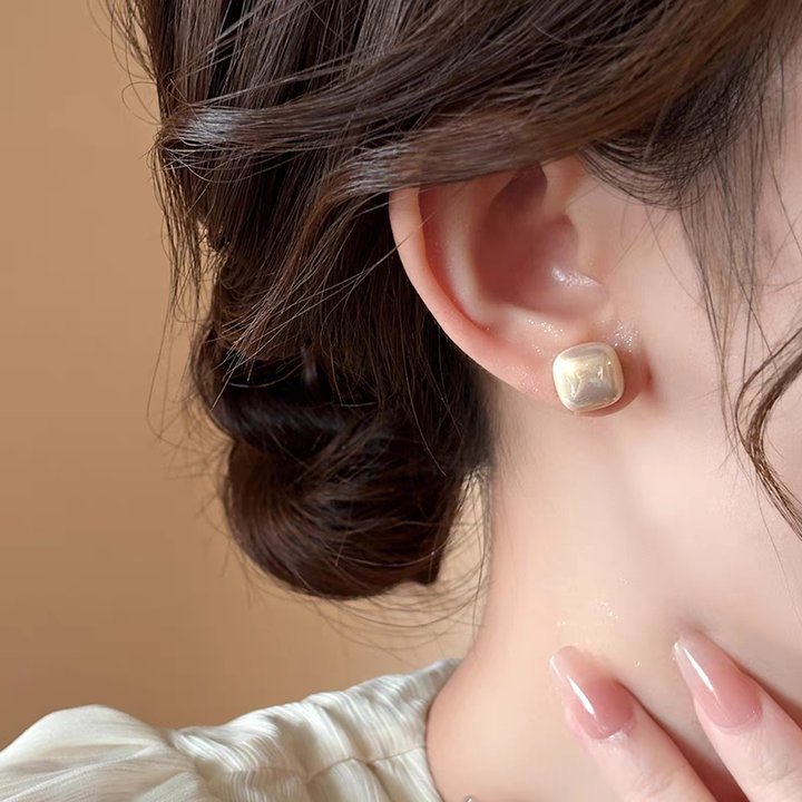 Wholesale European and American Light Luxury Shell Flower Earrings 925 Silver Needle High-grade Earrings Ins Niche Design Elegant Retro Earrings