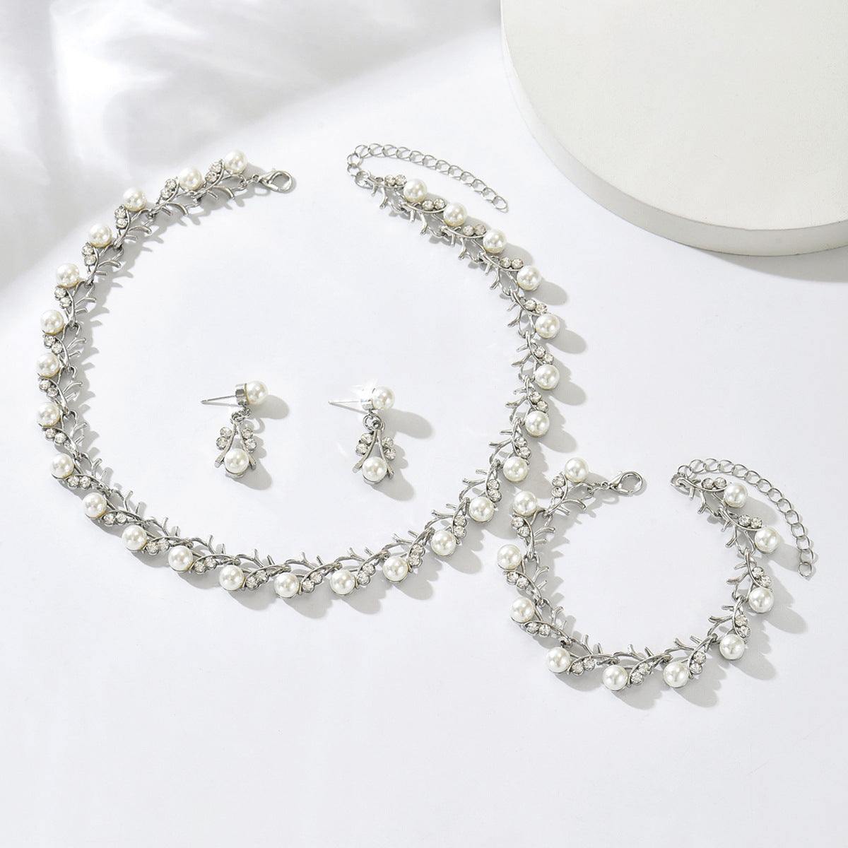 Wholesale Retro Pearl Shaped Alloy Jewelry Set with Earrings Necklace Bracelet for Women Party Wear