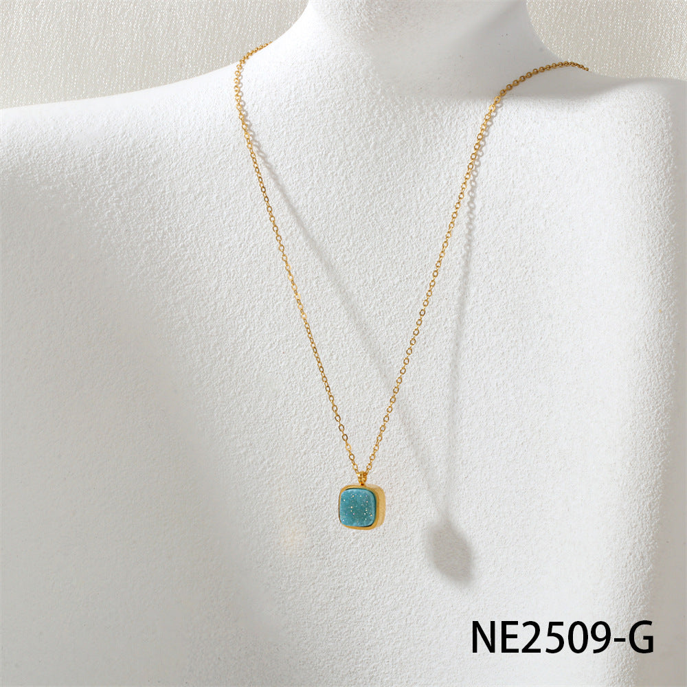 Wholesale Natural crystal bud pendant necklace with hemming,  suitable for daily commuting,  gold titanium steel clavicle chain