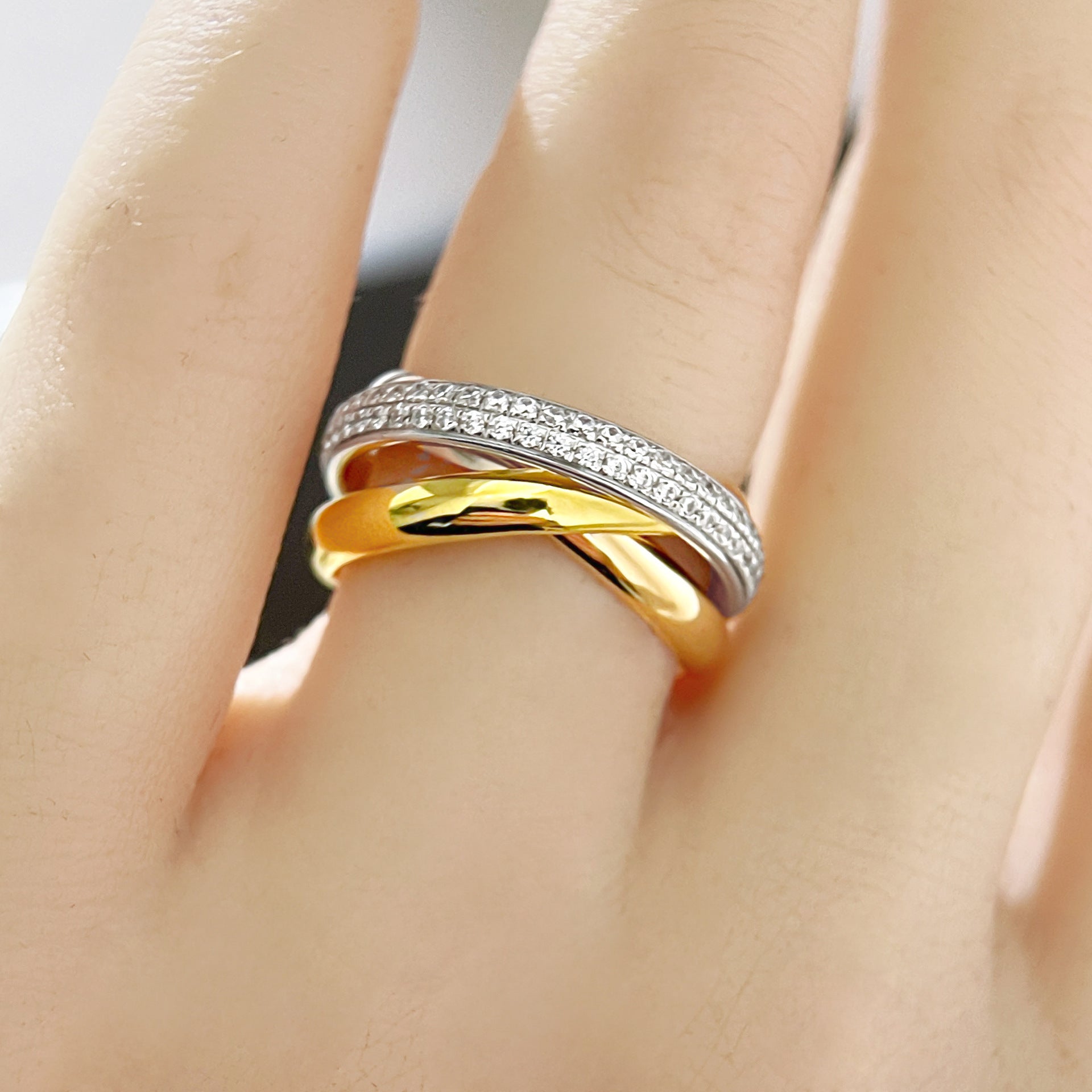 Wholesale Finely carved three-color three-ring diamond-studded ring
