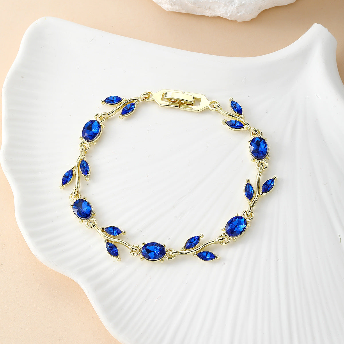 Wholesale Trendy Floral Leaf Bracelet - Zinc Alloy Fashion Accessory for Couples