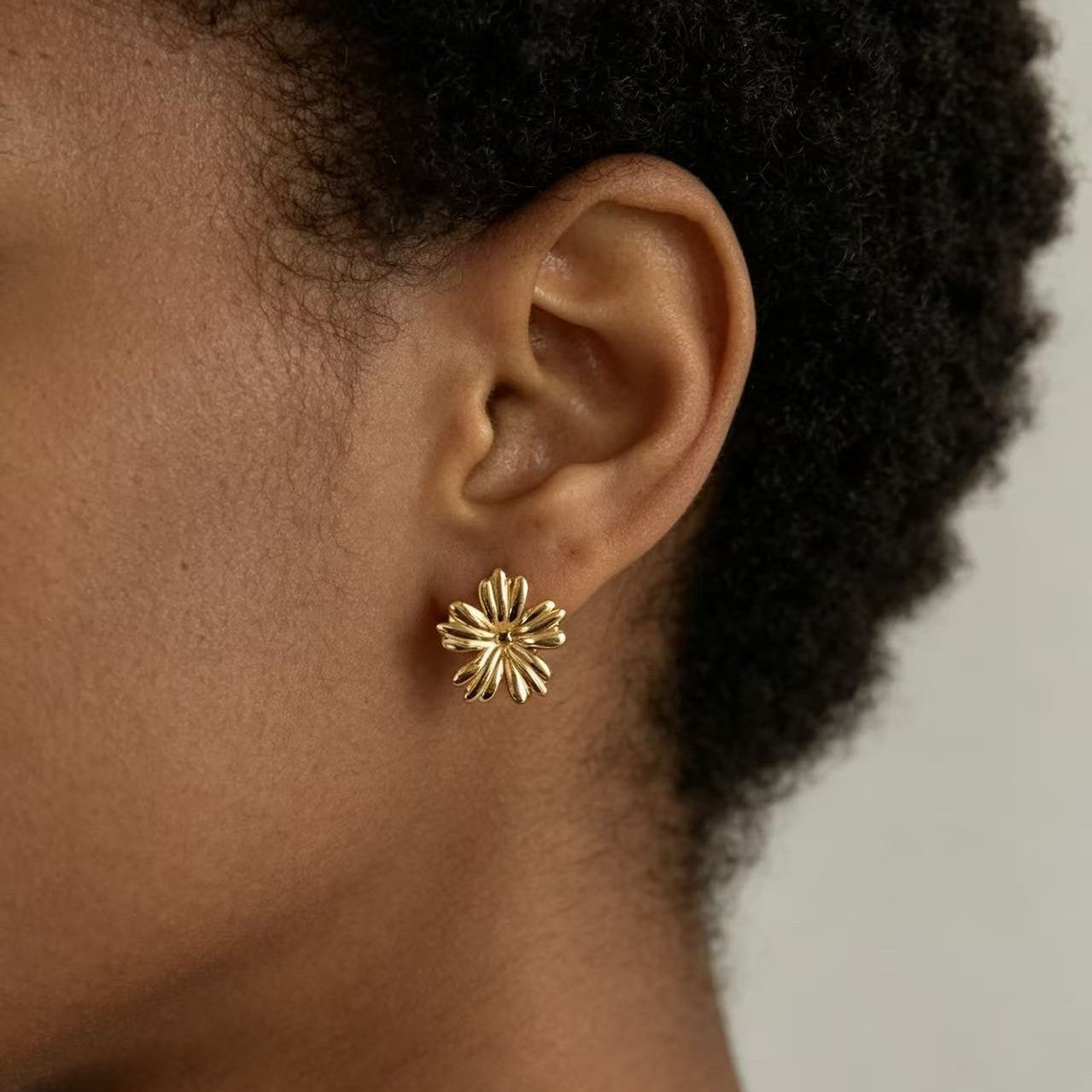 Wholesale Sunflower Shell Stud Earrings for Women,  Gold Retro Stainless Steel,  Stylish Party Jewelry,  Boutique Resale Gift