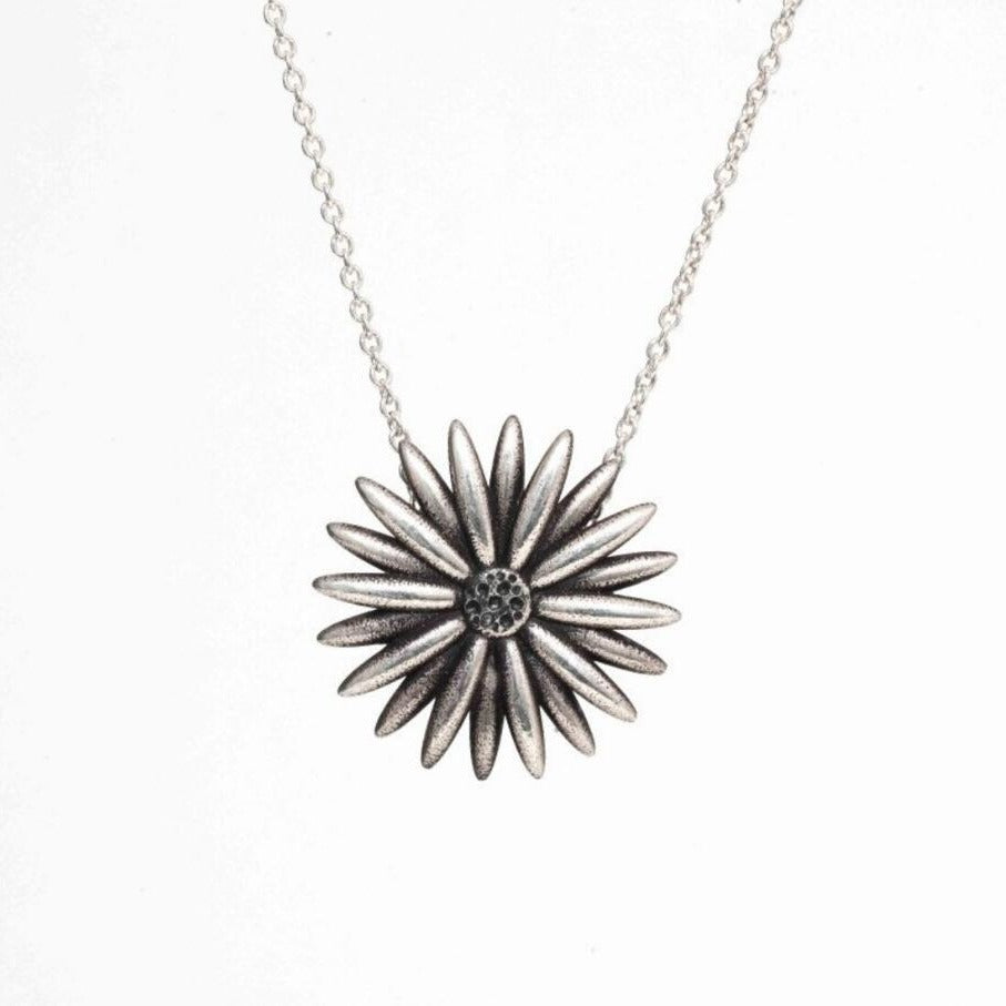 Wholesale Simple Large Flower Alloy Pendant Necklace Fashion Accessory Boutique Gift