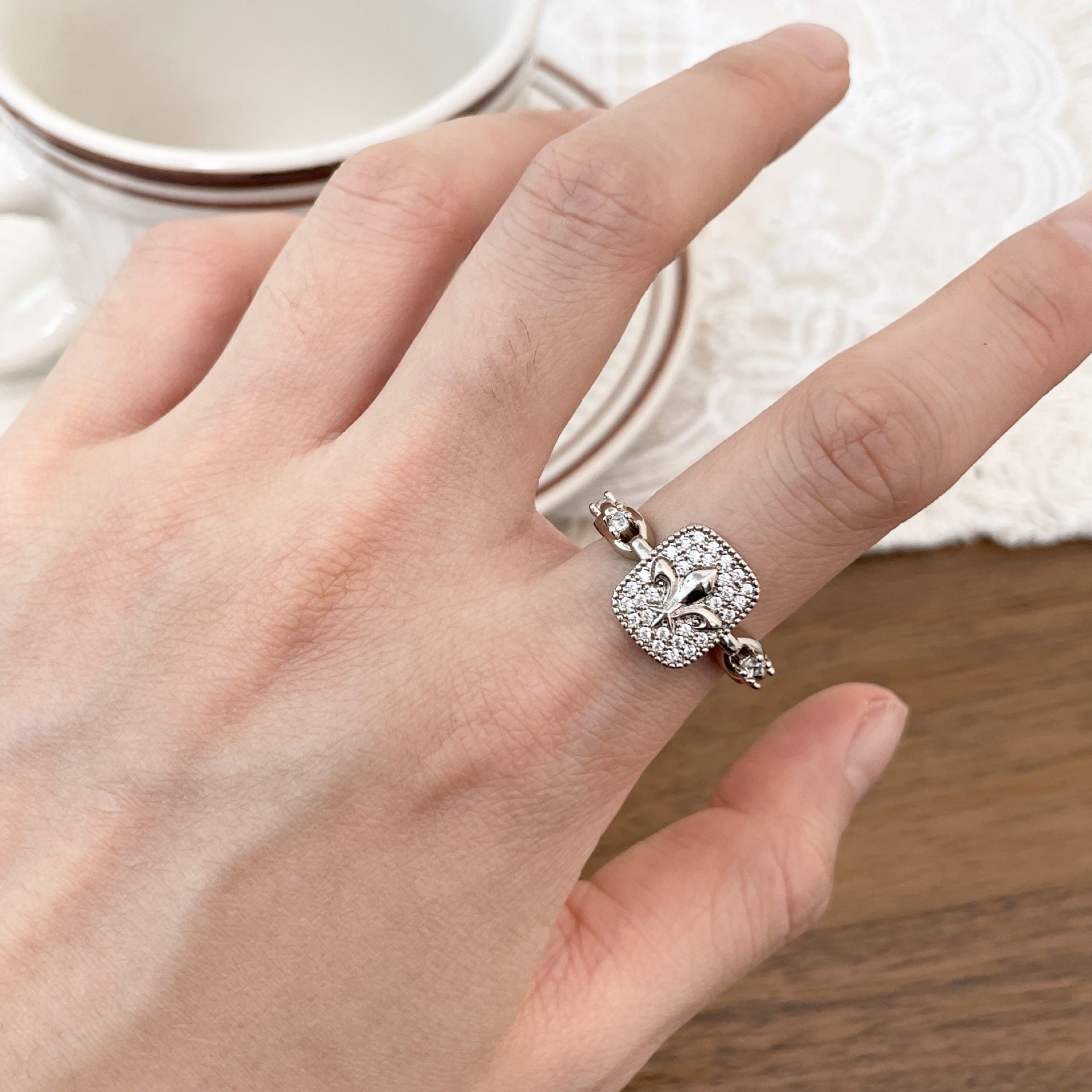 Wholesale Copper Open Ring with Hollow Flower Design,  Trendy Iris Style for Women,  Fashion Jewelry Accessory