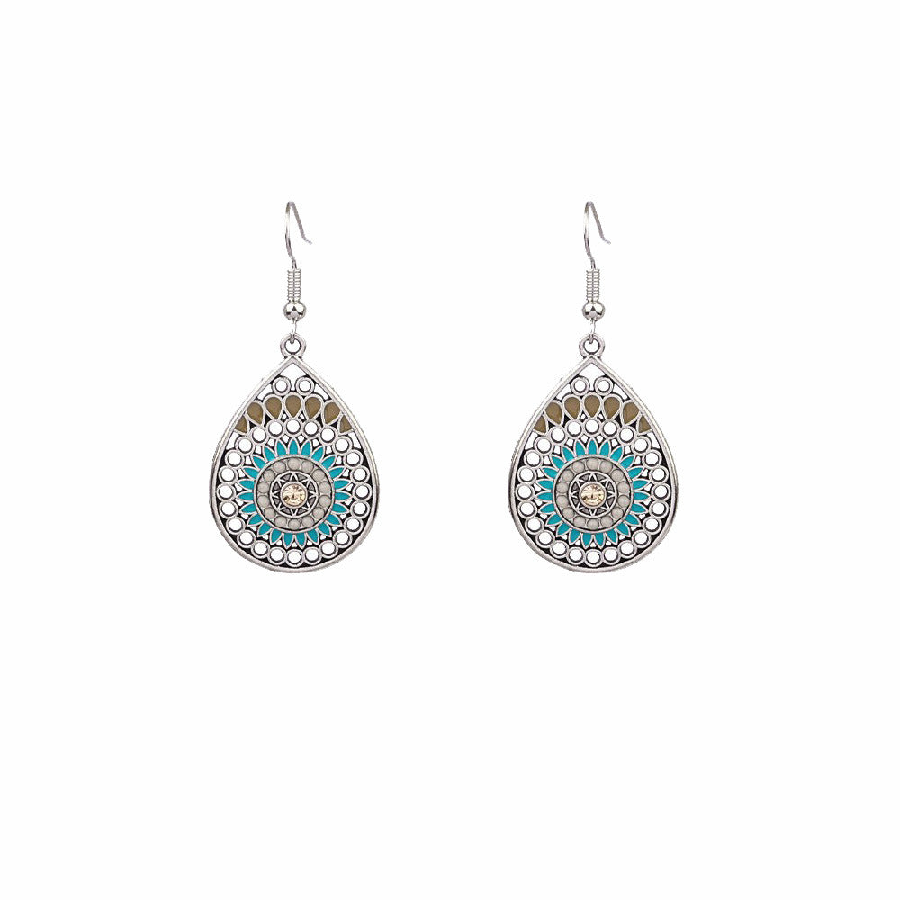 Wholesale Zinc Alloy Electroplated Retro Bohemian Carved Hollow Earrings and Necklace Set for Boutique Resale