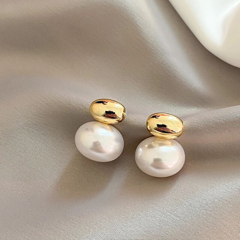 Wholesale Metal Oval Pearl Three-dimensional Earrings  Light Luxury Earrings