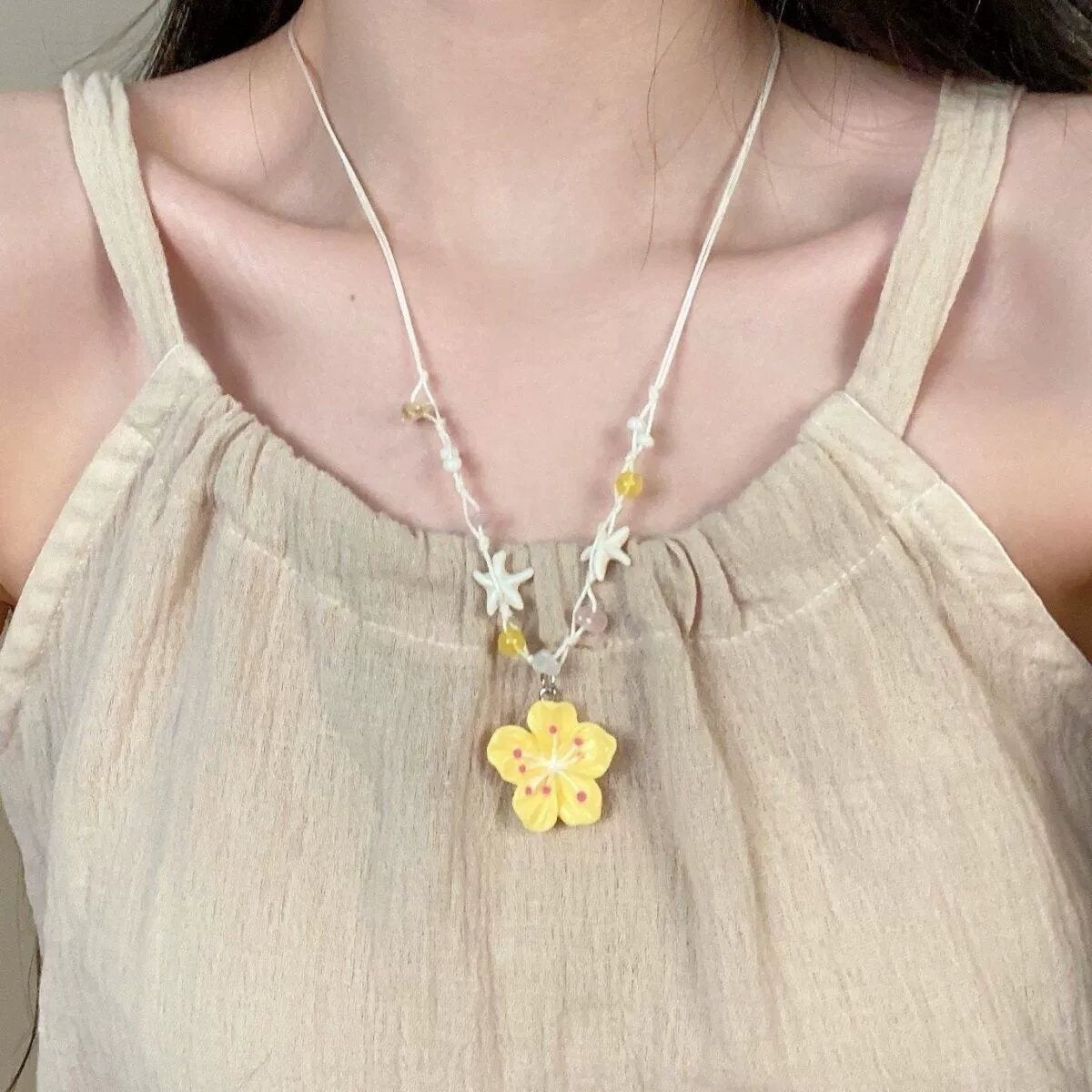 Wholesale Stylish White Resin Flower Pendant Necklace Summer Beach Vacation Women S Collarbone Chain Fashion Accessory
