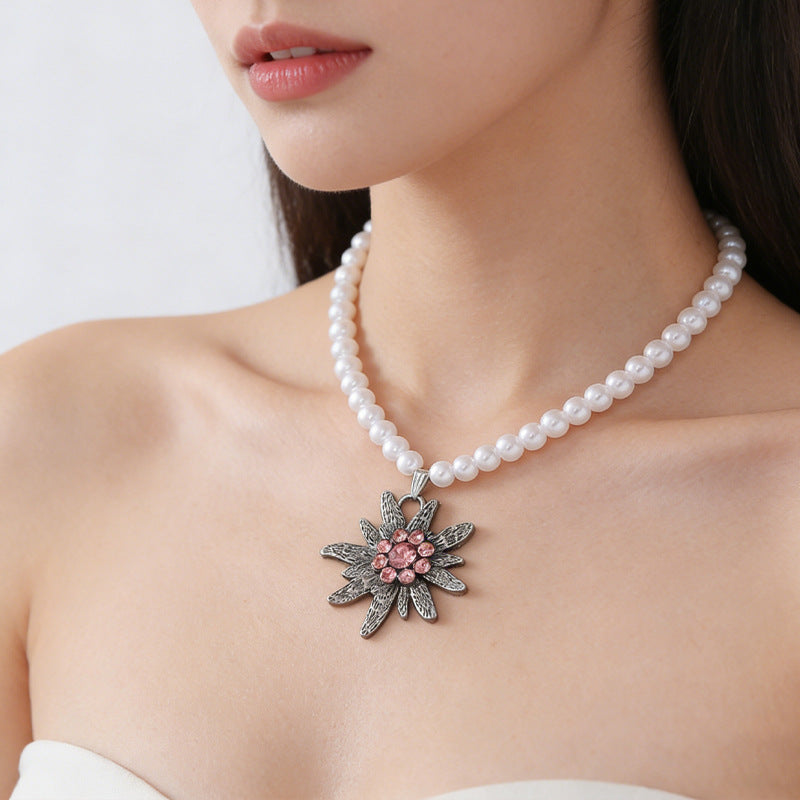 Wholesale Edelweiss Imitation Pearl Pendant Necklace,  Alloy Electroplated,  Trendy Women' s Fashion Accessory