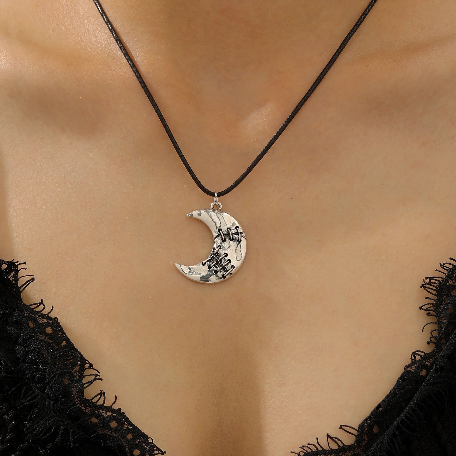 Wholesale Retro Gothic  Moon Pendant Necklace Zinc Alloy Jewelry Accessory