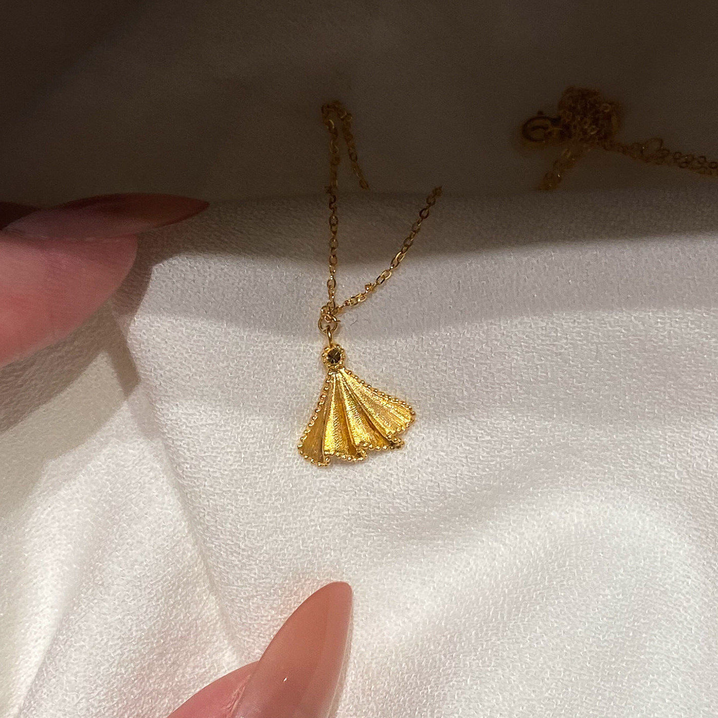 Wholesale Light Luxury Gold Mini Dress Necklace