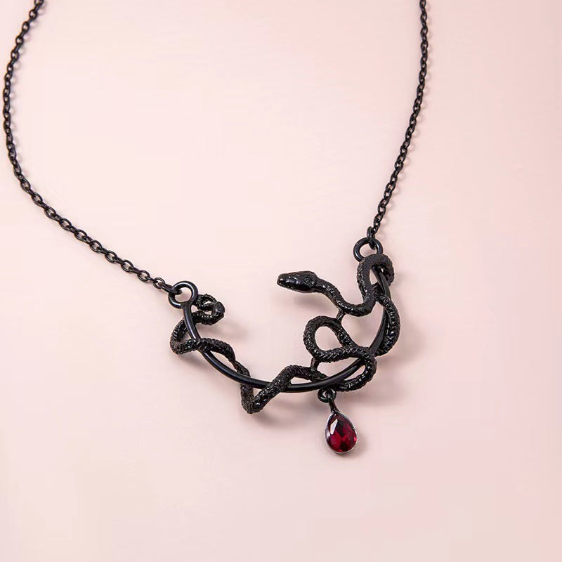 Wholesale retro snake element pendant necklace  fashion black snake animal zodiac necklace clavicle chain