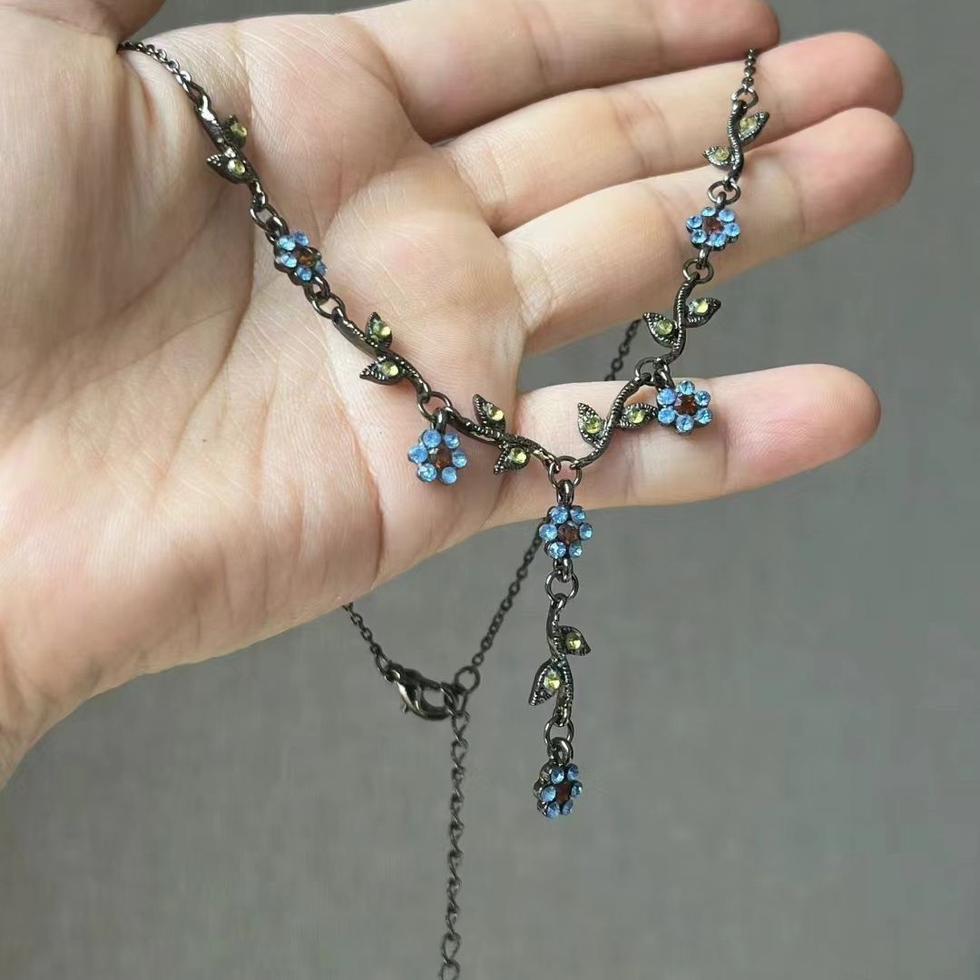 Wholesale Middle Ancient Flower Necklace