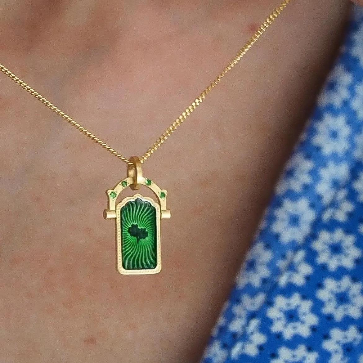 Wholesale Vintage Titanium Steel Tarot Love Lucky Four-leaf Clover Rotatable Sports Tree of Life Necklace