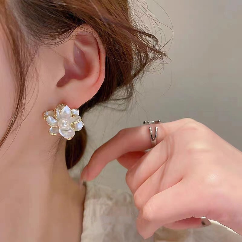 Wholesale Alloy Flower Stud Earrings with Pearl Accent Trendy Women' s Jewelry Set