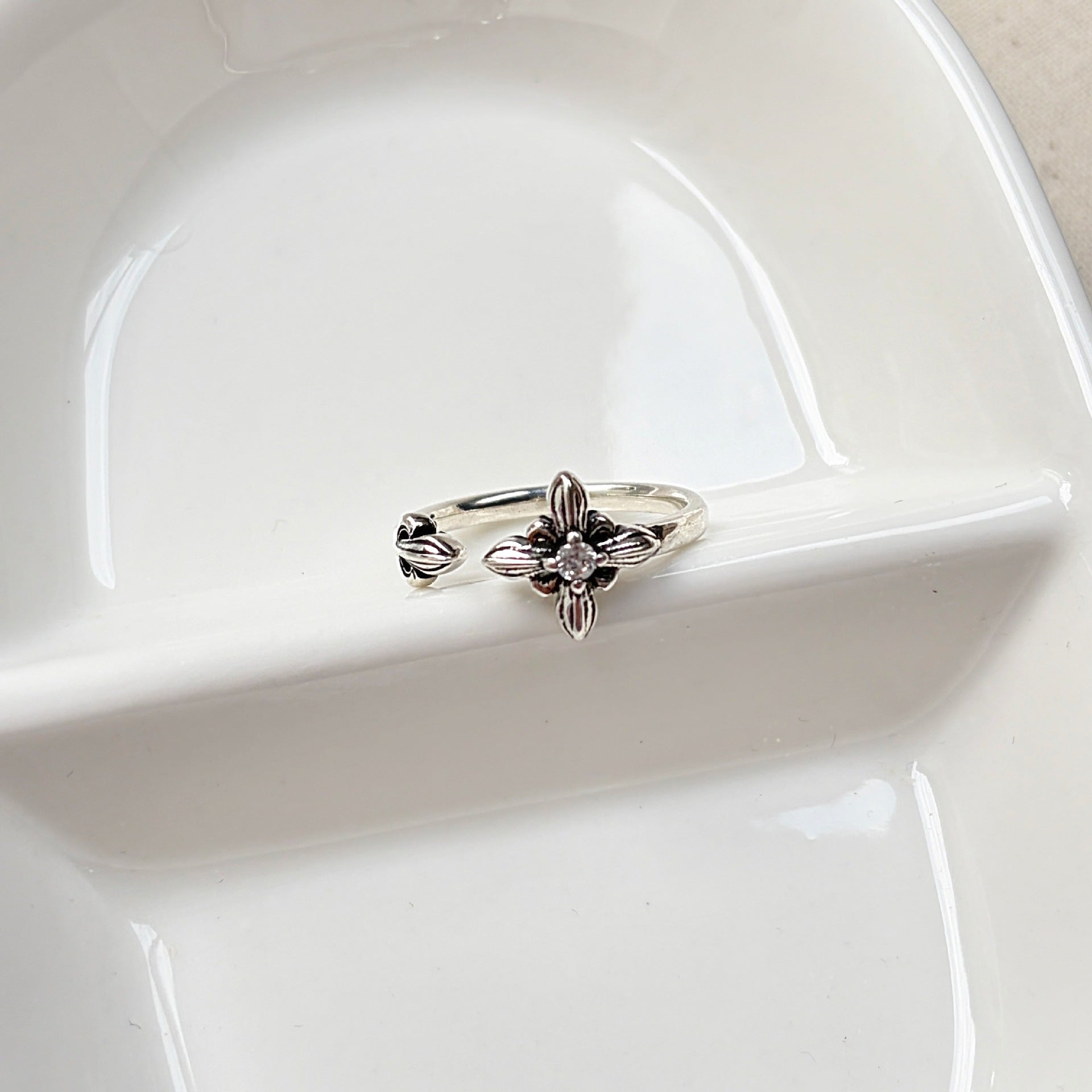 Wholesale European and American Style Retro Distressed Cross Open Ring for Women,  Adjustable Index Finger Ring with a Cool and Stylish Vibe