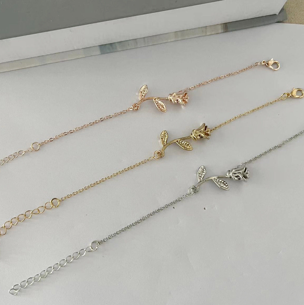 Wholesale Alloy Electroplated Bracelet for Women with Golden Flower Leaves Design Jewelry Accessory Gift