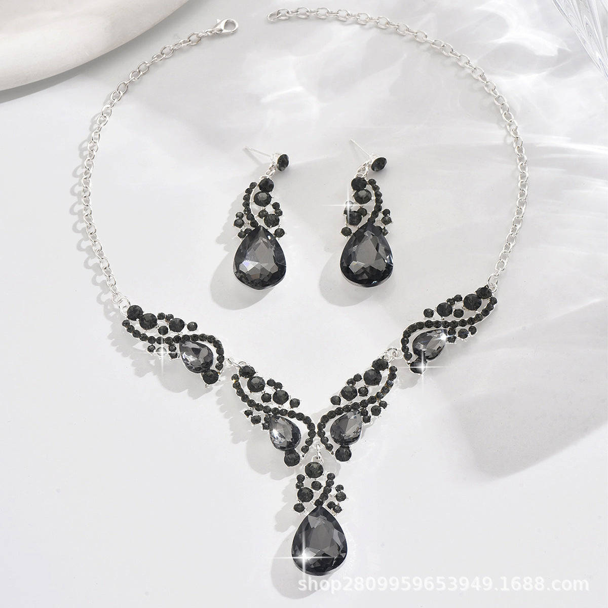 Wholesale Electroplated Alloy Vintage Water Drop Necklace and Earrings Set Party Wear Fashion Accessory