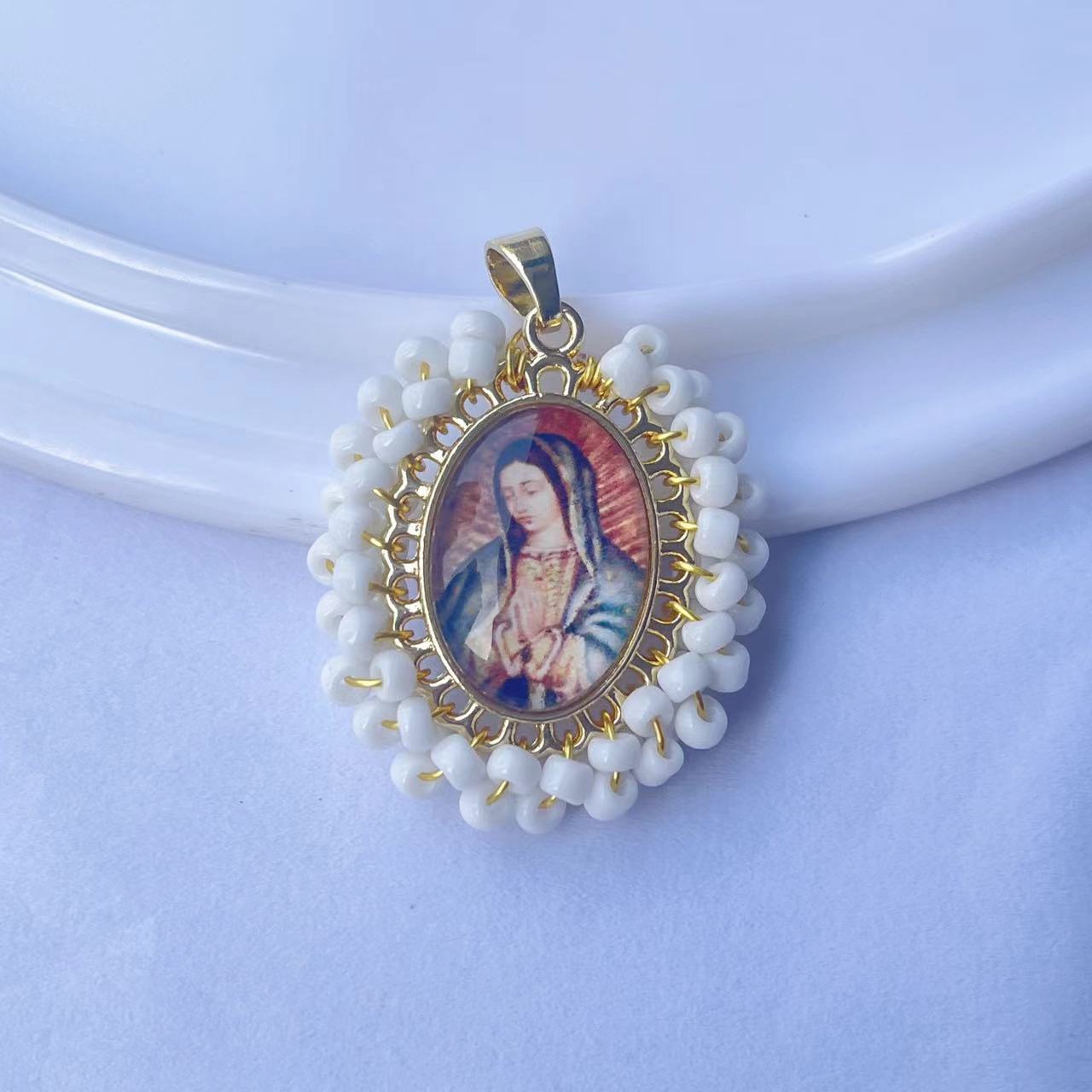 Wholesale Gold hand-woven millet bead oval portrait pendant female jewelry  necklace pendant