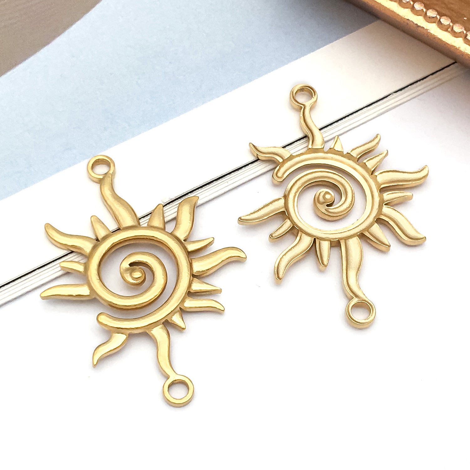 Wholesale Stainless Steel  Golden Sun Devil' s Eye Round Plate Special-Shaped Charms