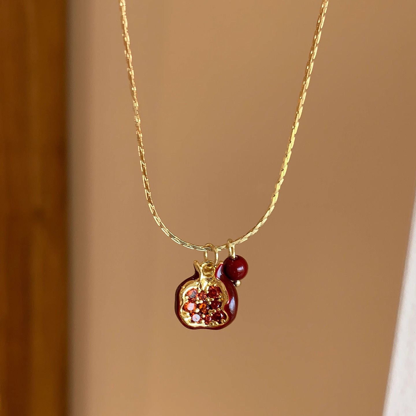 Wholesale Retro Pomegranate Collarbone Necklace Ankara Red Fall Winter Women S Design Everyday Fashion Accessory For Boutique Resale