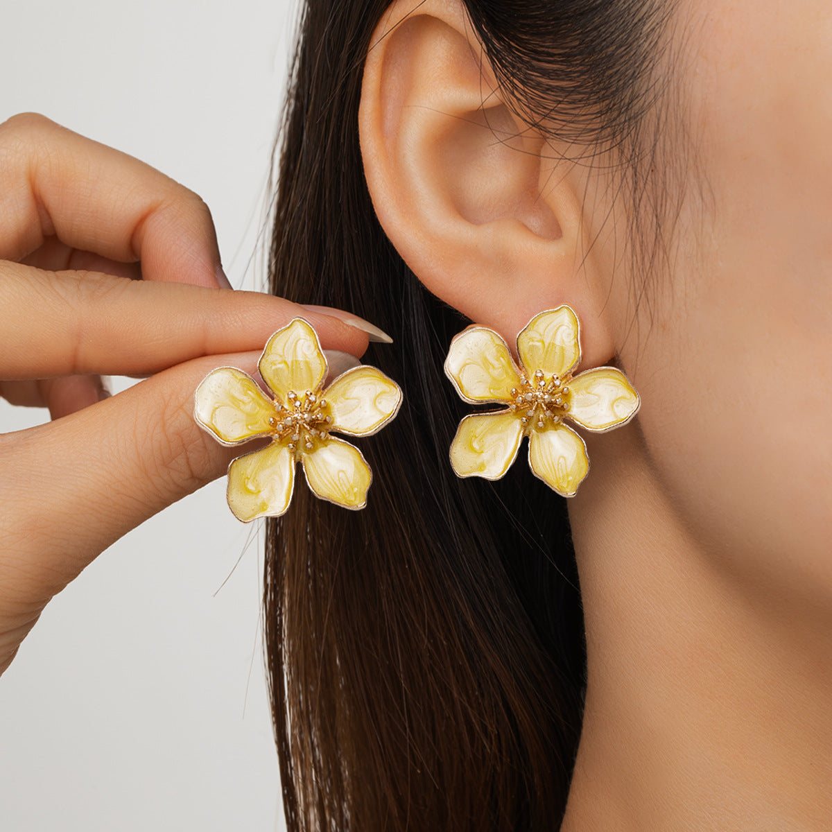 Wholesale Alloy Oil-Dropping Three-Dimensional Flower Earrings